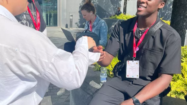 2 young people high 5'ing