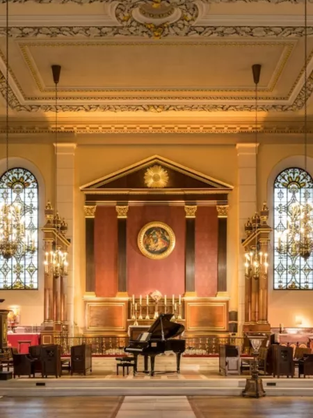 St Pauls cathedral's interior has chandeliers, an organ, and many candles.